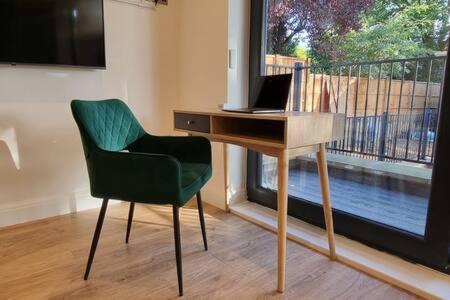 Beautiful Apartment Overlooking A Garden London Exterior photo
